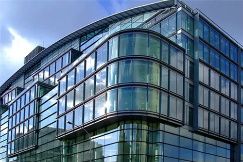 Zakřivené tvrzené sklo: Designové trendy transformující moderní architekturu